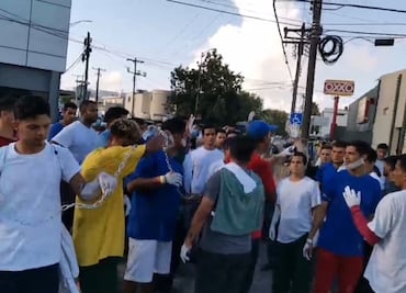 Migrantes venezolanos se encadenan y bloquean Puente Nuevo de Matamoros por nuevas medidas de EU