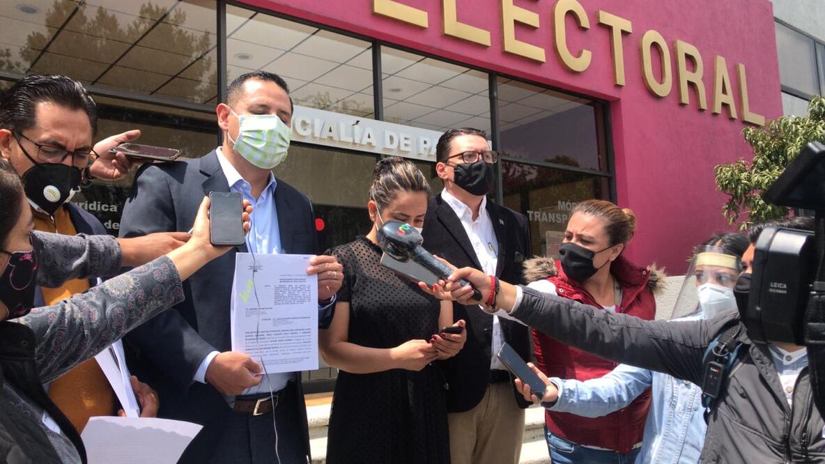 PRD interpone denuncia ante el INE contra AMLO, su hermano Pío y David León
