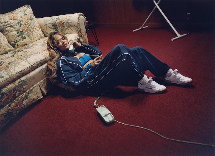 Karol G luce la silueta Workout Plus de la nueva colección de Reebok. Foto: Cortesía