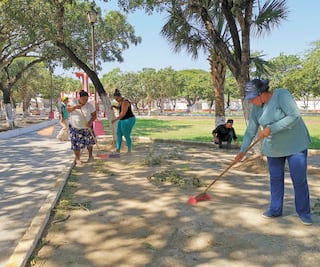 Migrantes reciben casi 5 mil pesos al mes por limpiar espacios públicos en Oaxaca