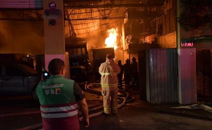 Bomberos combaten incendio en 3 bodegas de Azcapotzalco 
