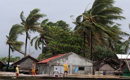 Evacuan a miles de personas por llegada del tifón Kammuri a Filipinas