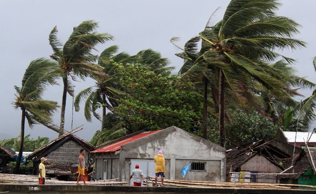 La oficina meteorológica advirtió también de la posibilidad de deslizamientos de tierra ocasionados por las lluvias provocadas por el tifón Kammuri (Fotos: EFE)