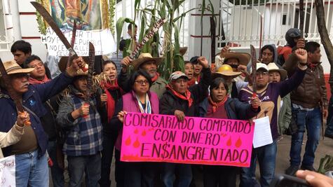 Comuneros de Atenco entregan documento en oficinas de AMLO y reclaman consulta