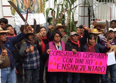 Comuneros de Atenco entregan documento en oficinas de AMLO y reclaman consulta