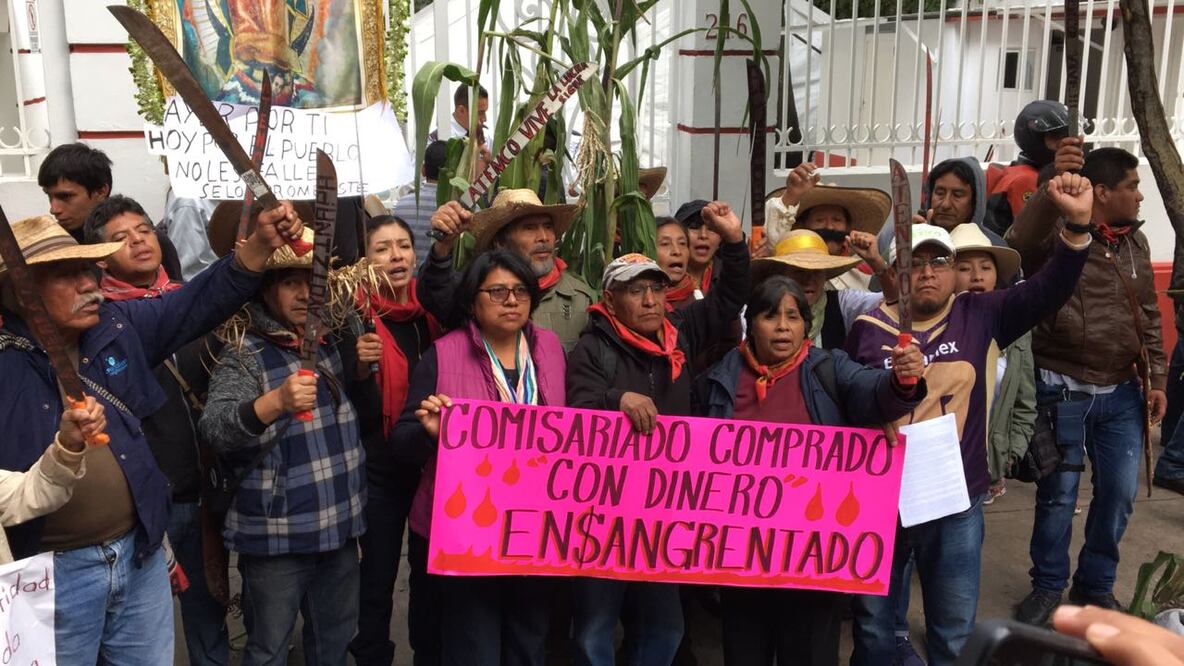 Comuneros de Atenco afuera de la casa de AMLO. Foto: Alberto Morales / EL UNIVERSAL