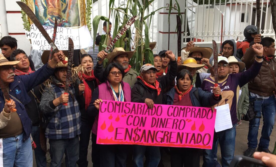Comuneros de Atenco afuera de la casa de AMLO. Foto: Alberto Morales / EL UNIVERSAL