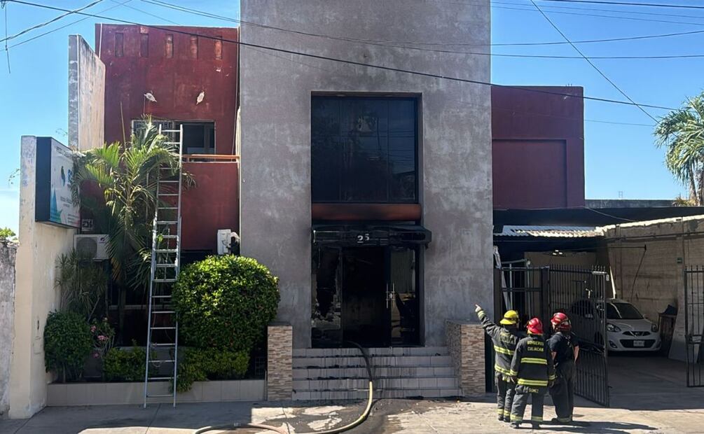 Hombres armados se introdujeron a una imprenta instalada en un inmueble de dos pisos, en la colonia Los Pinos, y le prendieron fuego. | Foto: Especial.