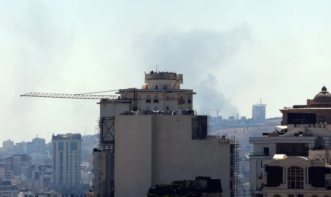 El humo se eleva tras un ataque aéreo israelí en el centro de Teherán, Irán. Foto: EFE