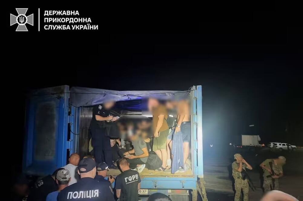 Los guardias fronterizos de la región de Odessa detuvieron a 41 personas que intentaban cruzar la frontera ilegalmente. FOTO: CAPTURA