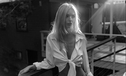 Emily Ratajkowski presume su embarazo con una foto desnuda