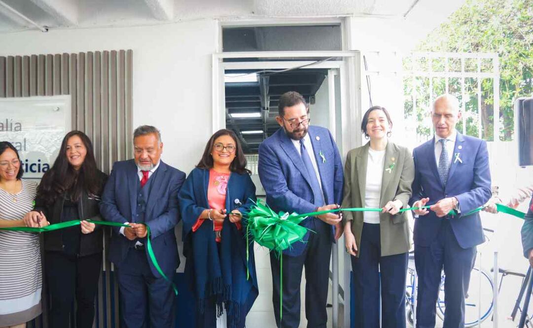 El fiscal Ulises Lara acompañó a la futura alcaldesa de Iztapalapa. Foto: Especial