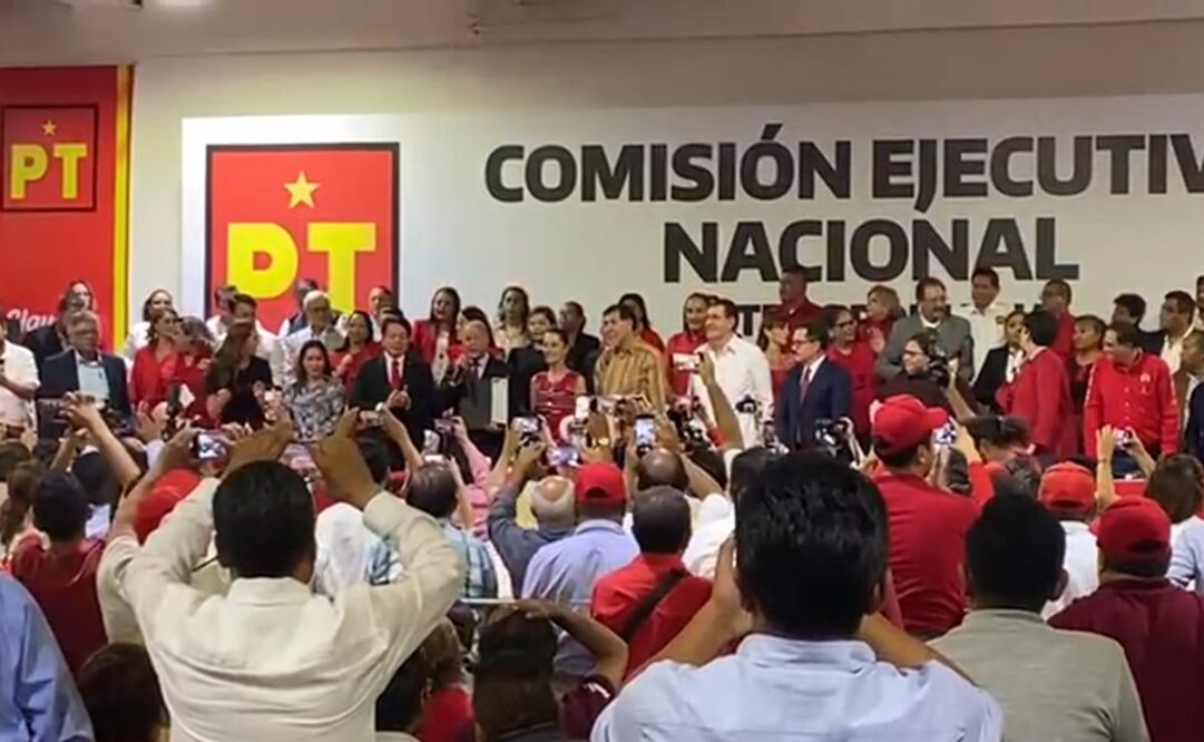 Integrantes del Partido del Trabajo (PT) entregan constancia como Coordinadora de los Comités de la Defensa de la Cuarta Transformación a Claudia Sheinbaum. Foto: Captura/Video Salvador Corona