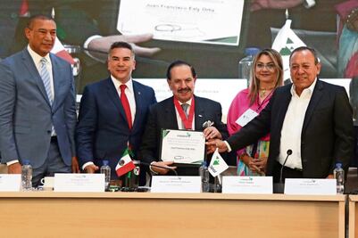 Reconocen al Lic. Juan Francisco Ealy Ortiz por su huella profunda en el periodismo