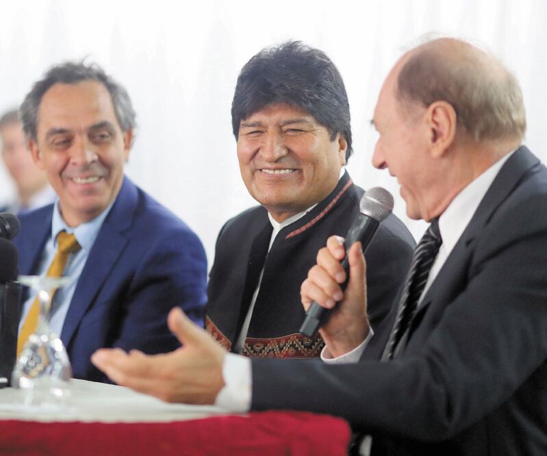 El expresidente boliviano Evo Morales (centro) sonríe ante las palabras del exjuez de la Corte Suprema de Argentina Eugenio Zaffaroni (der.). AGUSTIN MARCARIAN. REUTERS