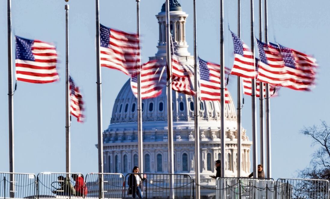Las banderas de Estados Unidos, con el Capitolio en el fondo, ondean a media asta en homenaje a Jimmy Carter. Foto: EFE