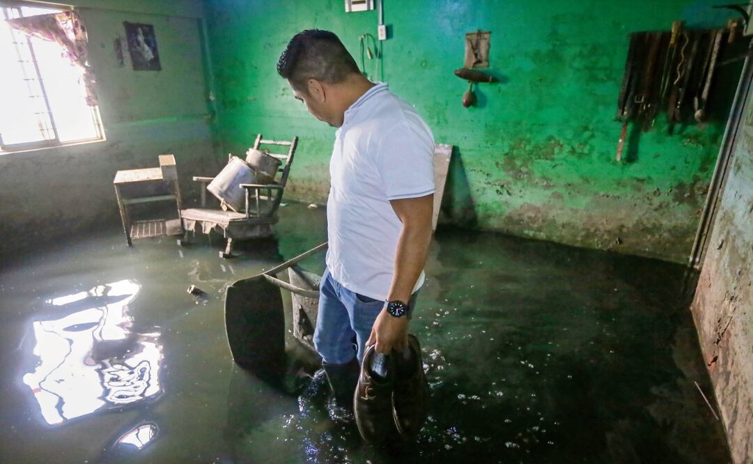 En cada lluvia vuelve a subir el agua otra vez, “no se puede limpiar, porque se vuelve a llenar, ahí se ve”, dijo un vecino de la zona cero, quien sostuvo que el agua entra por las coladeras. Foto: Luis Camacho / EL UNIVERSAL