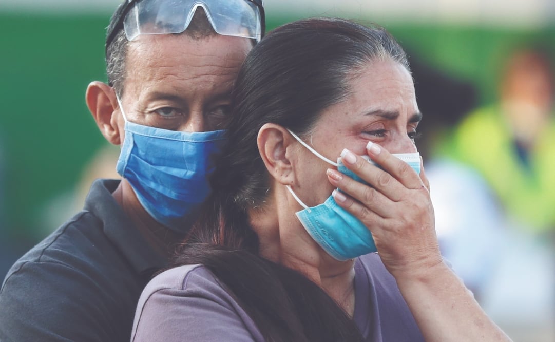 Unos residentes se abrazan mientras los equipos de rescate buscan entre los escombros de su vivienda dañada, al día siguiente de que un terremoto sacudiera Cali, Colombia, el martes 11 de agosto de 2026. Foto: Santiago Saldarriaga/ AP