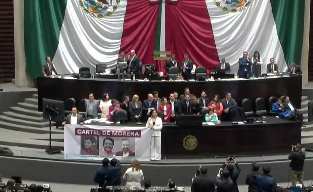 En plena sesión, priistas sacan lona de “Cartel de Morena”. Foto: Captura