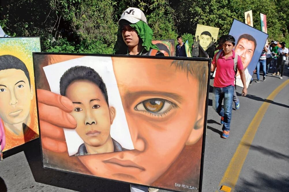 Simpatizantes y normalistas de Ayotzinapa marcharon de Tixtla a Chilpancingo para exigir la presentación con vida de sus 43 compañeros desaparecidos (DASSAEV TÉLLEZ. EL UNIVERSAL)