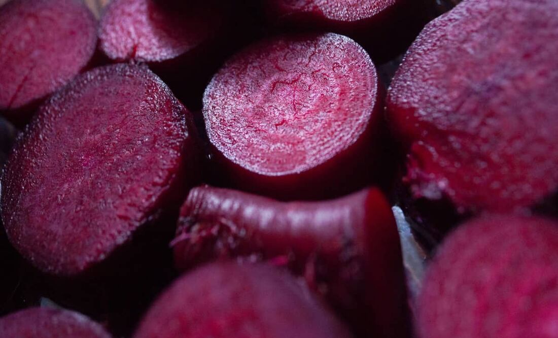 ¿Sabías que comer betabel reduce el colesterol? Foto: Unsplash.