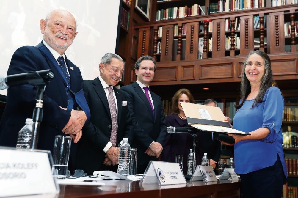 El Premio de Ecología y Medio Ambiente Miguel Alemán Valdés, otorgado en su edición número 23 a Julia Carabias Lillo (der.), se instituyó para incentivar el avance del conocimiento para el cuidado del ambiente físico y biológico (BERENICE FREGOSO. EL UNI)