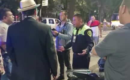 Policías de Tránsito paran caravana de carrozas; acusan falta de permiso 