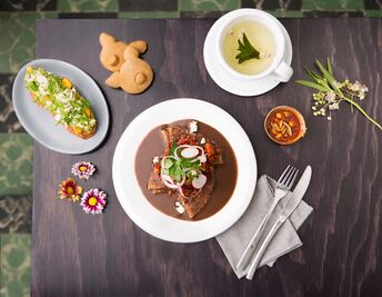 Sorprende a mamá con un desayuno en la cama