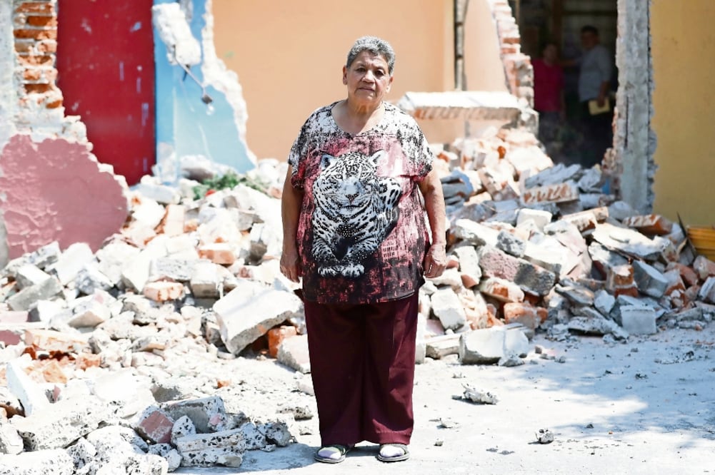 La señora Lidia Martínez supervisó la demolición de su casa en la colonia Santa Cruz Meyehualco, Iztapalapa, la cual resultó con daños graves después del temblor del pasado 19 de septiembre. (ARIEL OJEDA. EL UNIVERSAL)