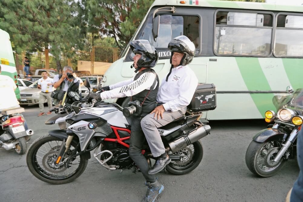 Andrés Manuel López Obrador sorteó el tráfico capitalino con un viaje en motocicleta, que realizó de la delegación Cuajimalpa a Álvaro Obregón, para llegar a su último mitin en el día (VALENTE ROSAS. EL UNIVERSAL)