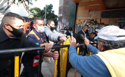 Reportan altercado entre grupos contra extinción fideicomisos y personal de seguridad del Senado 