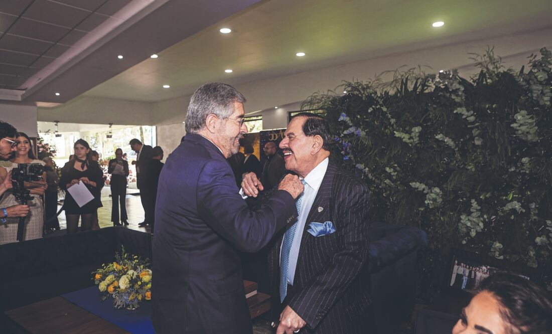 Juan Ramón de la Fuente, secretario de Relaciones Exteriores, y el Licenciado Juan Francisco Ealy Ortiz. Foto: de GABRIEL PANO. EL UNIVERSAL