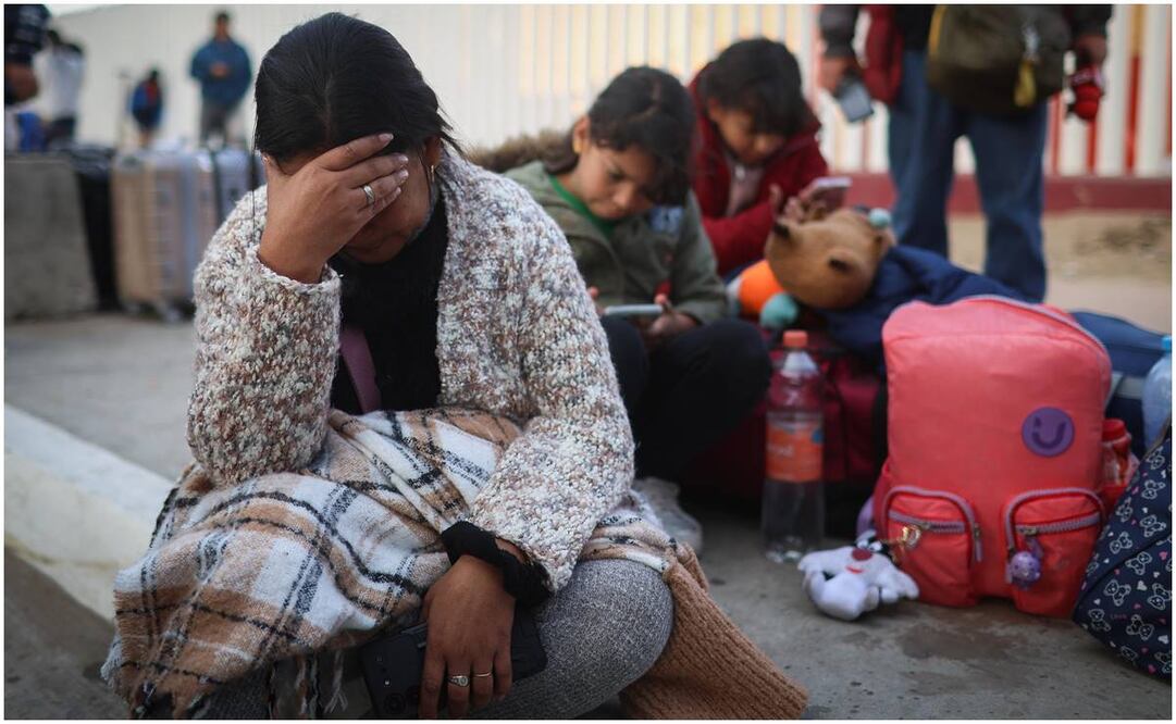 Migrantes de diversas nacionalidades que tenían su cita CBP One y que ya no es válida se encuentran en el cruce fronterizo El Chaparral en espera de nuevas noticias sobre su situación migratoria. Foto: Diego Simón / EL UNIVERSAL