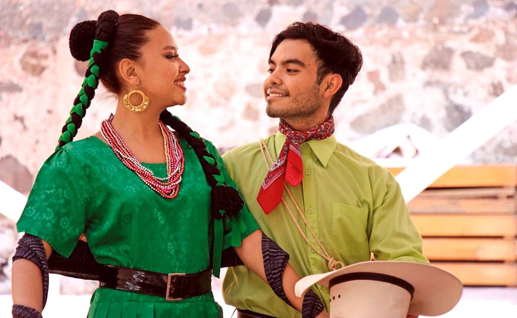 Danzas folclóricas como el huapango contribuyen a que el país perciba el paliacate como un producto mexicano. Foto: ESPECIAL.