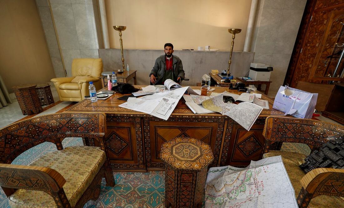 Un combatiente de la oposición siria sentado dentro de una oficina en el Palacio Presidencial tras el colapso del gobierno sirio en Damasco, Siria, domingo 8 de diciembre de 2024. Foto: AP