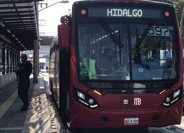 Metrobús atropella a peatón en Eje Central y Bellas Artes; no presenta lesiones graves
