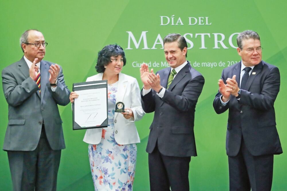 En la Residencia Oficial de Los Pinos, Enrique Peña Nieto (segundo de der. a izq.) felicitó a los maestros y aseguró que a lo largo de cinco años y medio su administración ha impulsado “con toda convicción” la transformación de México (LUCÍA GODÍNEZ)