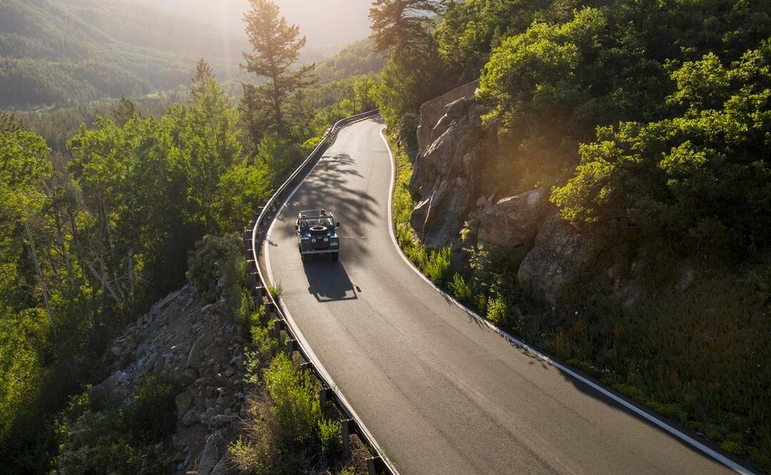 Subir una pendiente parece tarea sencilla, pero el auto debe tener una velocidad que no afecte al motor. Foto: Freepik