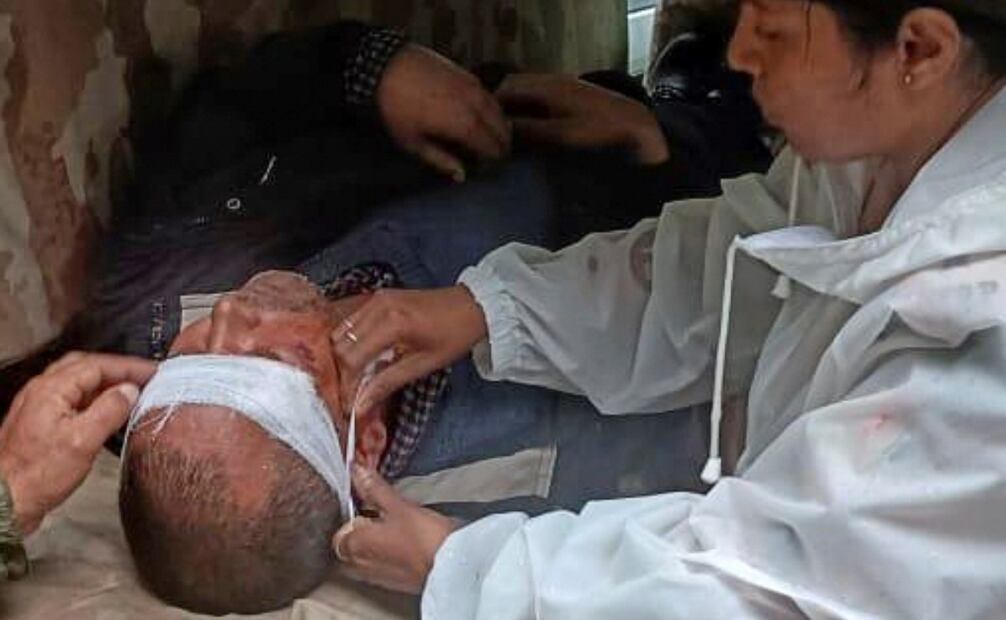 Un médico de la Fuerza Fronteriza Indo-Tibetana atiende a una víctima de una inundación repentina que arrasó con muchas casas en Dharali, una aldea montañosa del Himalaya en el distrito de Uttarkashi del estado indio de Uttarakhand, el martes 5 de agosto de 2025. Foto: AP