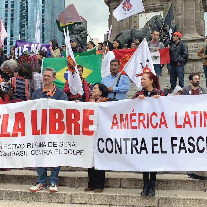 Unas 200 personas se manifestaron en el Ángel de la Independencia, en la Ciudad de México, contra el candidato presidencial en Brasil, Jair Bolsonaro (MARILUZ ROLDÁN. EL UNIVERSAL)
