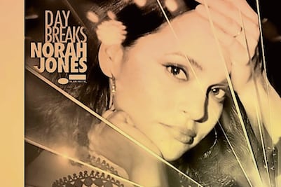 Norah Jones retoma el piano y vuelve a sus orígenes