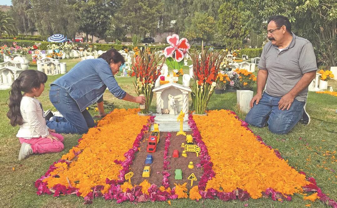 Antes del cierre de los cementerios, los mexiquenses aprovecharon para llevar flores a las tumbas de sus difuntos. Fotos: REBECA JIMÉNEZ. EL UNIVERSAL