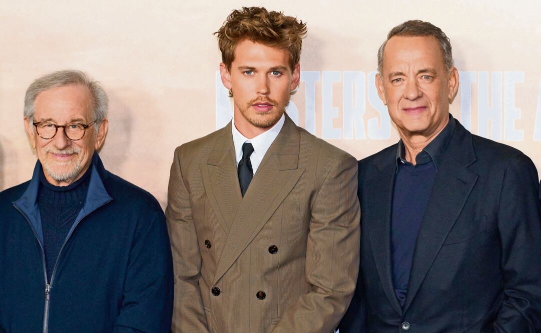 Steven Spielberg, Austin Butler (protagonista de la serie) y Tom Hanks durante la presentación de la serie en la ciudad de Los Ángeles. Foto: Allison Dinner | EFE