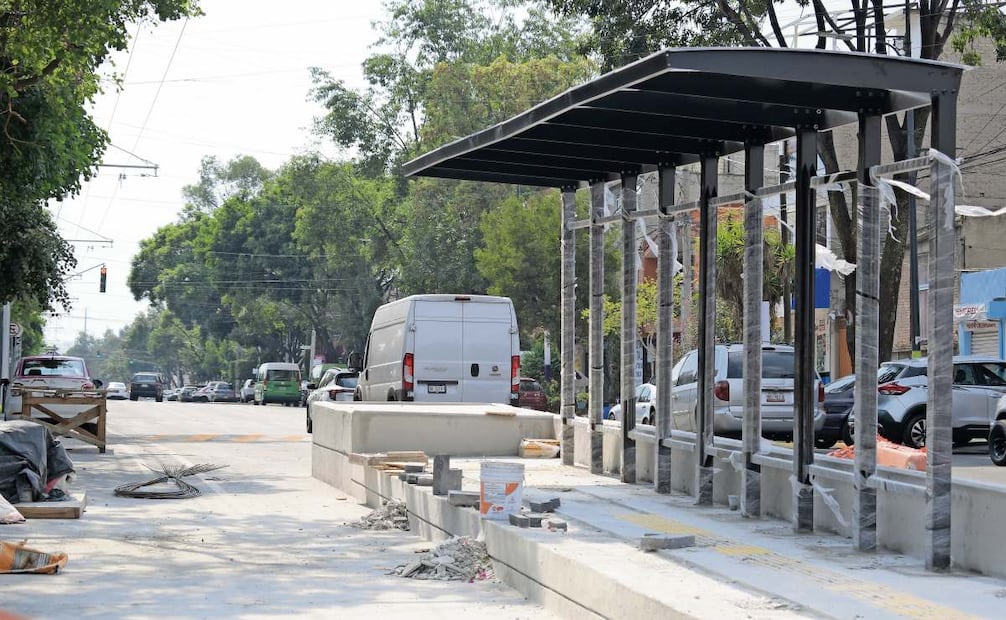 Sobre Avenida Santa Úrsula se pueden observar estaciones donde aún se realizan trabajos y hay colocados plásticos en la estructura. Foto: SANTIAGO CADENA/EL UNIVERSAL
