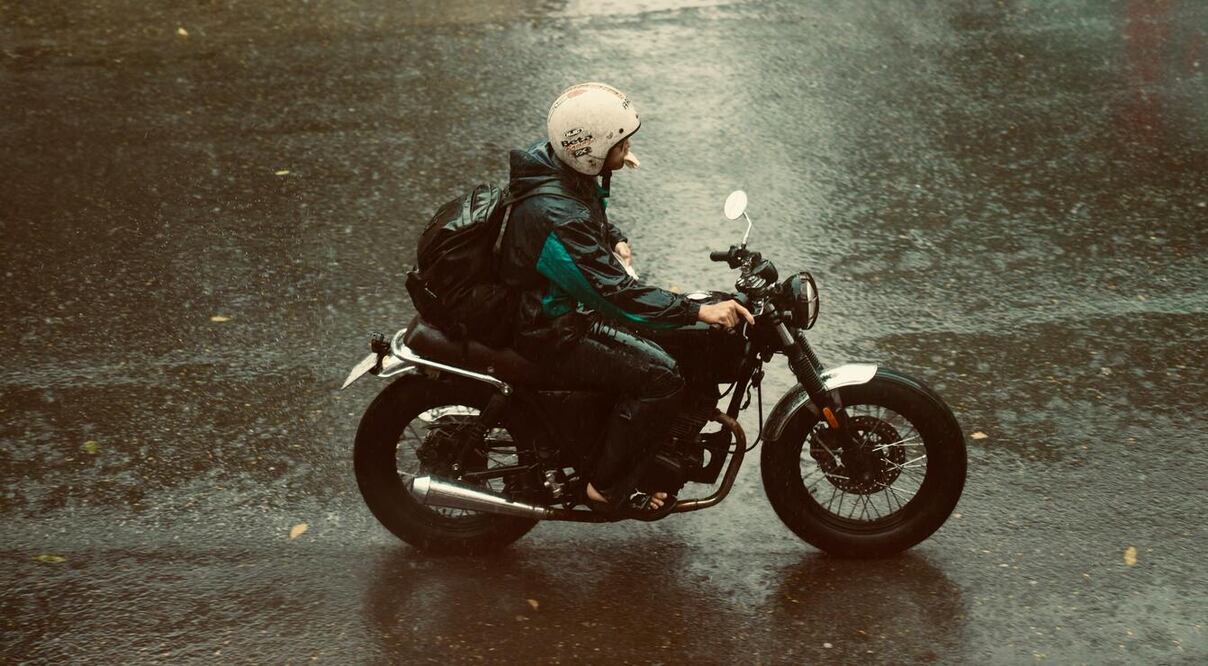 Sigue estos consejos si vas a manejar tu moto en la lluvia. Foto: Pexels.