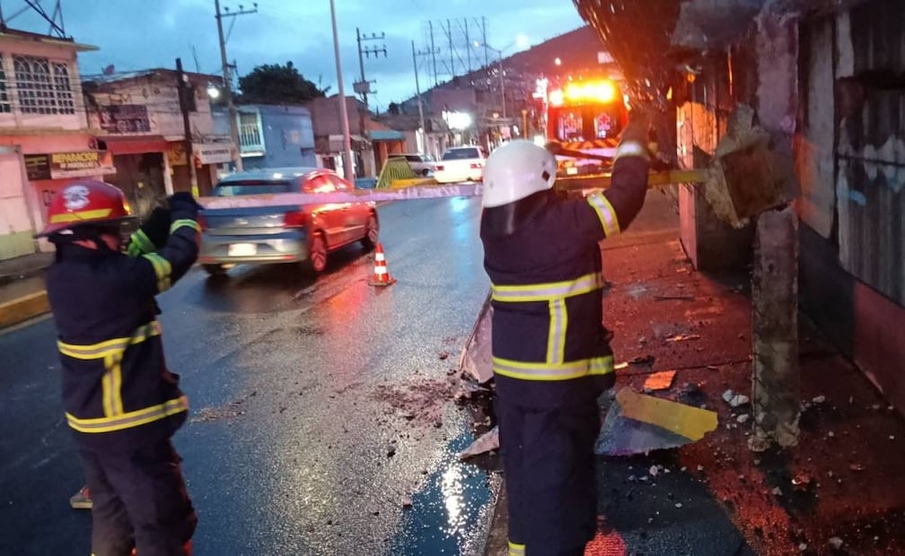 Elementos de Protección Civil de Tlalnepantla acudieron al lugar para atender el colapso de la estructura . Foto: Especial