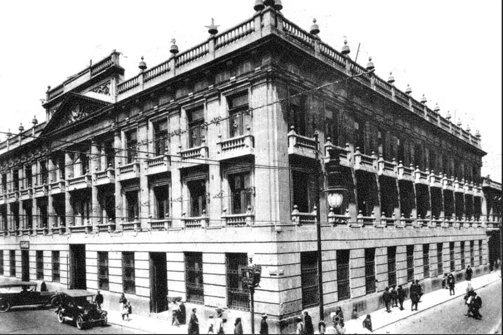 El Palacio del Marqués del Apartado, en la esquina de Donceles y República Argentina, antes llamadas Cordobanes y Rélox, en 1930. Este inmueble fue construido por Manuel Tolsá entre 1795 y 1805, y fue la residencia de Francisco de Fagoaga; desde inicios del siglo pasado hasta nuestros días ha sido sede de diversas dependencias gubernamentales. Col. Villasana-Torres
