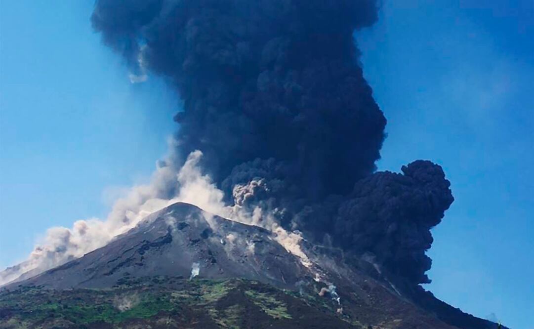 El volcán Estrómboli, situado en una de las islas del archipiélago de las Eolias, en el mar Tirreno (Foto: AP)