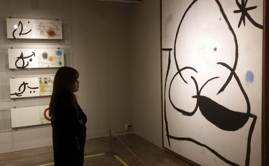 En la sala se pueden observar muchos blancos y negros con el inconfundible trazo de Miró. (FOTO: EFE)