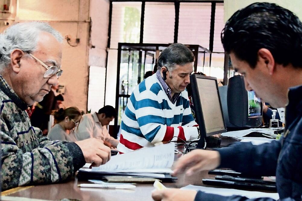 El presidente de la Consar pidió a quien tenga repetido su nombre exponer su caso ante la dependencia, para evitar problemas de pago (ARCHIVO. EL UNIVERSAL)